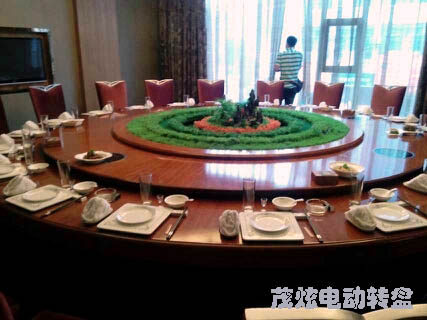 酒店大型元餐桌上的電動轉(zhuǎn)盤圖片